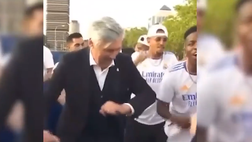 VIDEO Real Madrid campione di Spagna, Ancelotti si scatena: balletto con Vinicius!