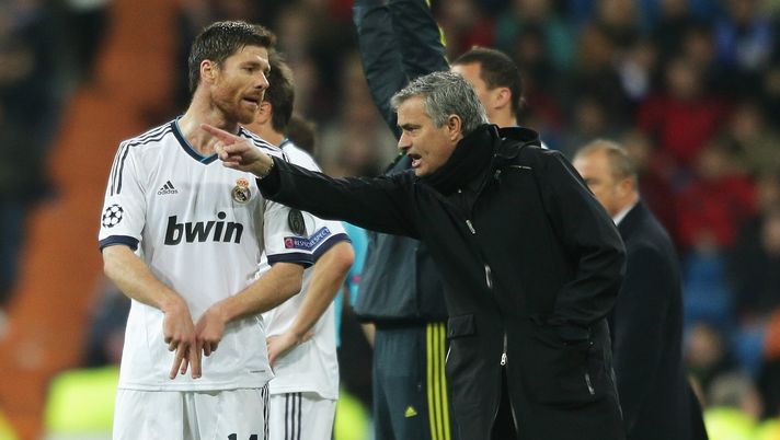 MADRID, SPAIN - APRIL 03: Real Madrid coach Jose Mourinho talks to Xabi Alonso of Real Madrid during the UEFA Champions League Quarter Final first leg match between Real Madrid and Galatasaray at Estadio Santiago Bernabeu on April 3, 2013 in Madrid, Spain. (Photo by Gonzalo Arroyo Moreno/Getty Images) Mourinho, da Alonso a Motta. Quando i figli di Josè sfidano il proprio maestro - immagine 1