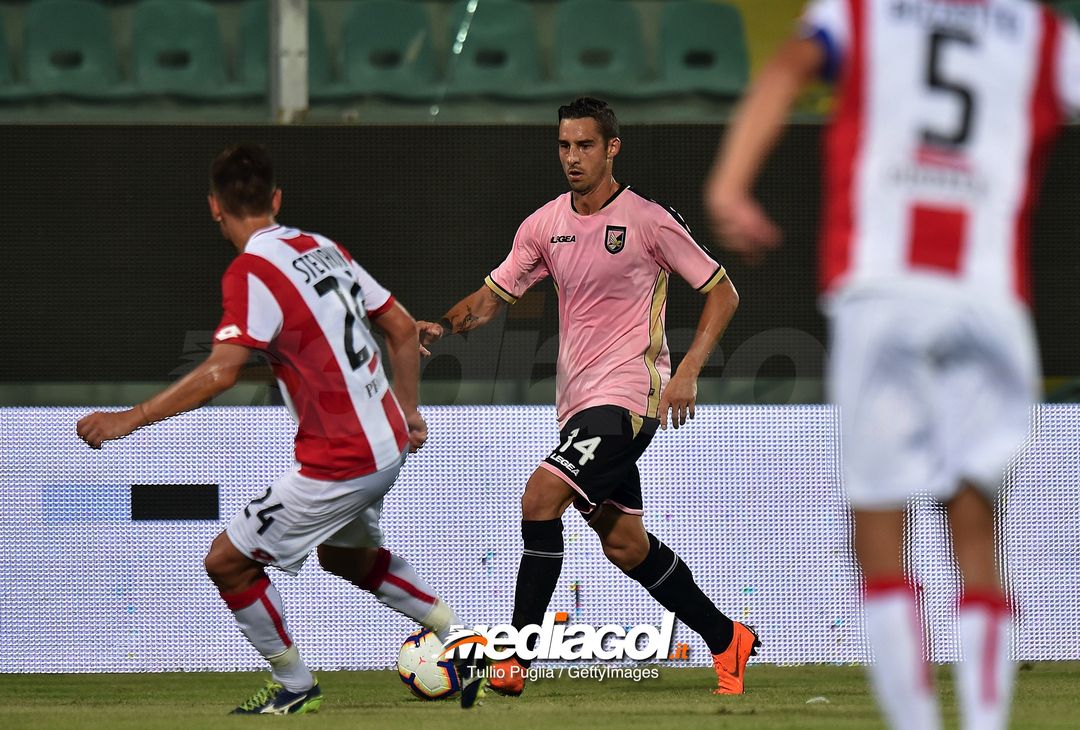  PALERMO, ITALY - AUGUST 05:  Alessandro Salvi (C) of Palermo is challenged by Filippo Stevanin of Vicenza during the TIM Cup match between US Citta' di Palermo and Vicenza Calcio at Stadio Renzo Barbera on August 5, 2018 in Palermo, Italy.  (Photo by Tullio M. Puglia/Getty Images) 