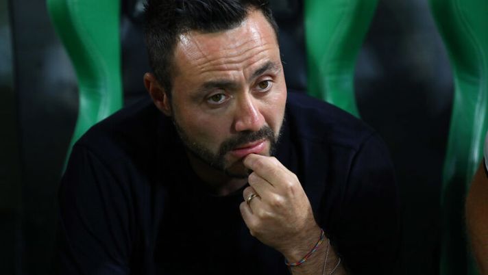 REGGIO NELL'EMILIA, ITALY - SEPTEMBER 01: US Sassuolo coach Roberto De Zerbi looks on before the Serie A match between US Sassuolo and UC Sampdoria at Mapei Stadium - Citta del Tricolore on September 1, 2019 in Reggio nell'Emilia, Italy (Photo by Marco Luzzani/Getty Images) De Zerbi: “Scelto il portiere! Berardi e Boga titolari, il rigorista e possibili cambi” - immagine 1