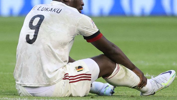 Belgium's Romelu Lukaku lies injured on the ground during a soccer game between Belgian national team the Red Devils and the Netherlands, Friday 03 June 2022 in Brussels, the first game (out of six) in the Nations League A group stage. BELGA PHOTO VIRGINIE LEFOUR (Photo by VIRGINIE LEFOUR / BELGA MAG / Belga via AFP) (Photo by VIRGINIE LEFOUR/BELGA MAG/AFP via Getty Images) Rebus Lukaku e Brozovic, Dybala last minute e Vlahovic post pubalgia: è roulette Mondiale - immagine 1