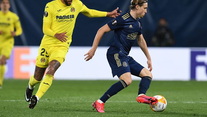 VILLARREAL, SPAIN - APRIL 15: Etienne Capoue of Villarreal battles for possession with Lovro Majer of Dinamo Zagreb during the UEFA Europa League Quarter Final Second Leg match between Villarreal and Dinamo Zagreb at Estadio de la Ceramica on April 15, 2021 in Villarreal, Spain. Sporting stadiums around Europe remain under strict restrictions due to the Coronavirus Pandemic as Government social distancing laws prohibit fans inside venues resulting in games being played behind closed doors. (Photo by David Ramos/Getty Images) VILLARREAL, SPAIN - APRIL 15: Etienne Capoue of Villarreal battles for possession with Lovro Majer of Dinamo Zagreb during the UEFA Europa League Quarter Final Second Leg match between Villarreal and Dinamo Zagreb at Estadio de la Ceramica on April 15, 2021 in Villarreal, Spain. Sporting stadiums around Europe remain under strict restrictions due to the Coronavirus Pandemic as Government social distancing laws prohibit fans inside venues resulting in games being played behind closed doors. (Photo by David Ramos/Getty Images)