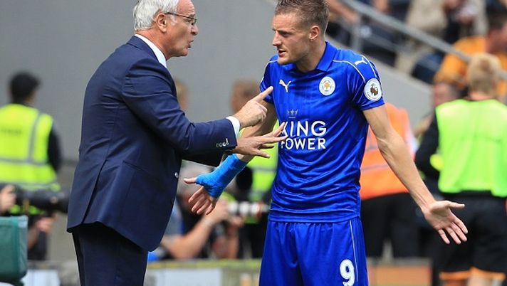 Leicester City's Italian manager Claudio Ranieri (L) gestures as he talks with Leicester City's English striker Jamie Vardy (R) on the touchline during the English Premier League football match between Hull City and Leicester City at the KCOM Stadium in Kingston upon Hull, north east England on August 13, 2016. / AFP / Lindsey PARNABY / RESTRICTED TO EDITORIAL USE. No use with unauthorized audio, video, data, fixture lists, club/league logos or 'live' services. Online in-match use limited to 75 images, no video emulation. No use in betting, games or single club/league/player publications. / (Photo credit should read LINDSEY PARNABY/AFP/Getty Images) Leicester City's Italian manager Claudio Ranieri (L) gestures as he talks with Leicester City's English striker Jamie Vardy (R) on the touchline during the English Premier League football match between Hull City and Leicester City at the KCOM Stadium in Kingston upon Hull, north east England on August 13, 2016. / AFP / Lindsey PARNABY / RESTRICTED TO EDITORIAL USE. No use with unauthorized audio, video, data, fixture lists, club/league logos or 'live' services. Online in-match use limited to 75 images, no video emulation. No use in betting, games or single club/league/player publications. / (Photo credit should read LINDSEY PARNABY/AFP/Getty Images)