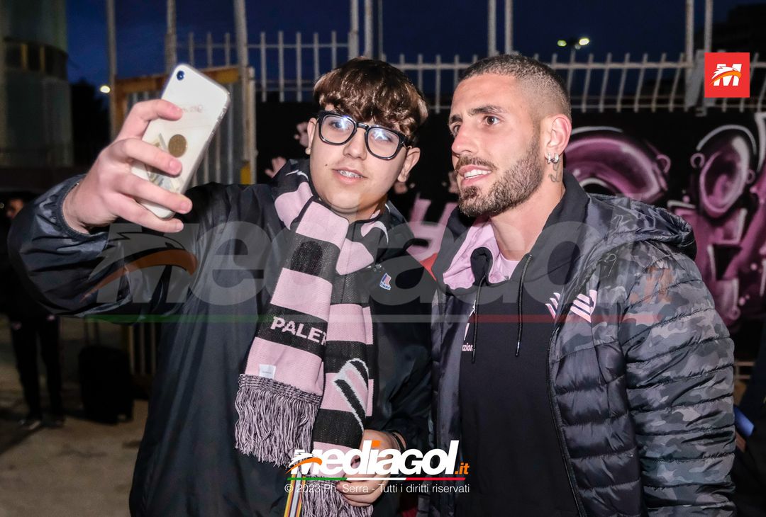 FOTO Ascoli-Palermo, i rosanero in partenza dallo stadio “Renzo Barbera” (Gallery) - immagine 13