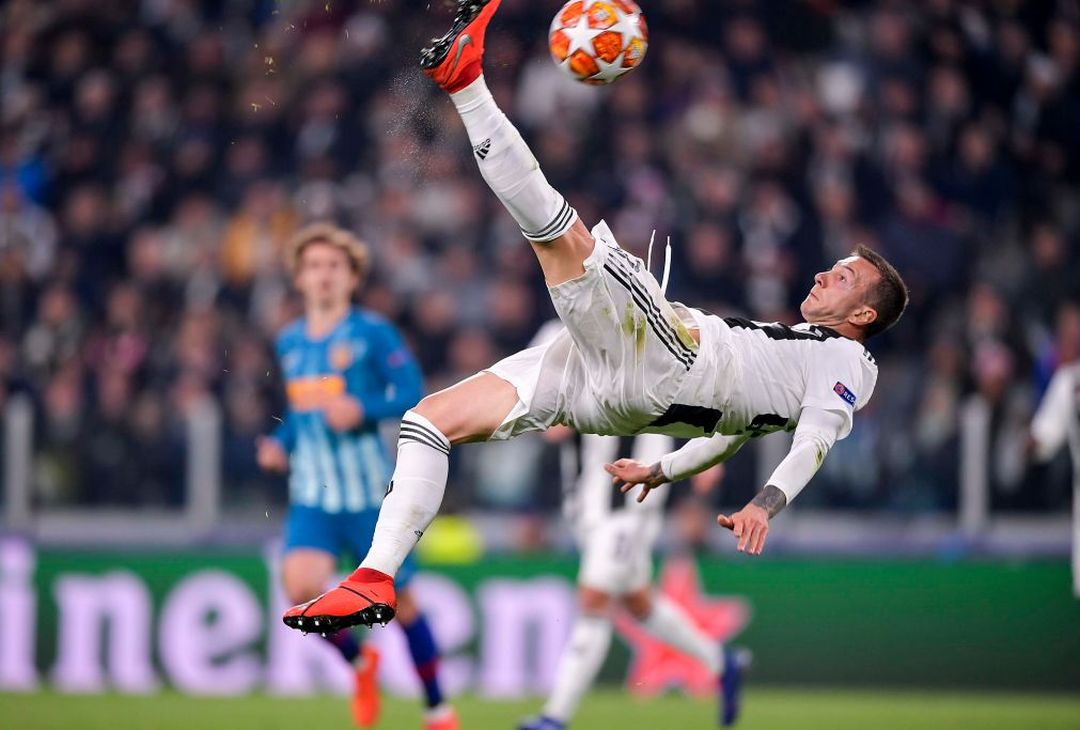  TURIN, ITALY - MARCH 12:  Federico Bernardeschi of Juventus shoots the ball on overturned during the UEFA Champions League Round of 16 Second Leg match between Juventus and Club de Atletico Madrid at Allianz Stadium on March 12, 2019 in Turin, Italy.  (Photo by Daniele Badolato - Juventus FC/Juventus FC via Getty Images) 