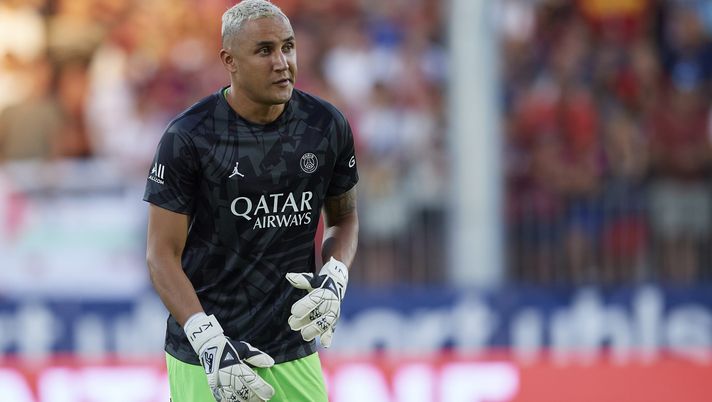 Keylor Navas of PSG during the warm-up before the Ligue 1 match between Clermont Foot and Paris Saint-Germain at Stade Gabriel Montpied on August 6, 2022 in Clermont-Ferrand, France. (Photo by Jose Breton/Pics Action/NurPhoto via Getty Images) Keylor Navas, il Napoli ci proverà fino a giovedì: affare ancora bloccato – Sky - immagine 1