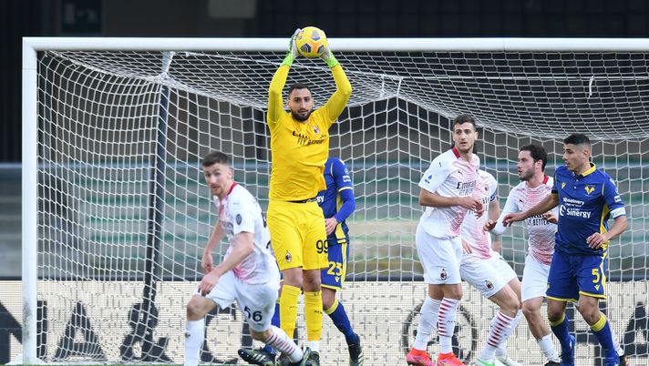 Donnarumma in presa alta nella partita tra Hellas Verona e Milan 