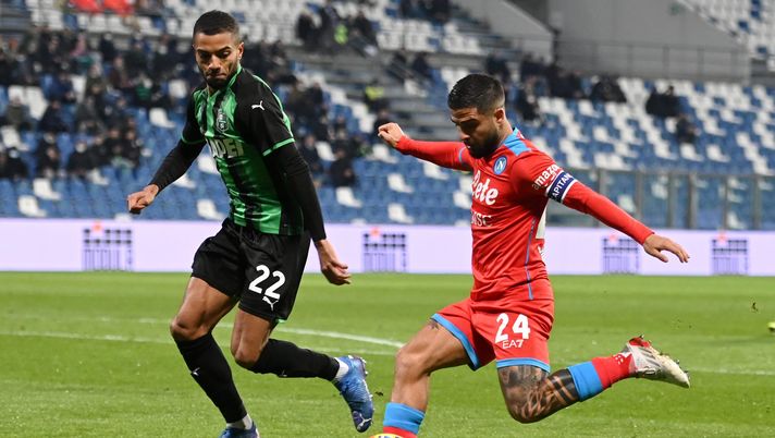 REGGIO NELL'EMILIA, ITALY - DECEMBER 01: Lorenzo Insigne of SSC Napoli shoots whilst under pressure from Jeremy Toljan of U.S. Sassuolo Calcio during the Serie A match between US Sassuolo v SSC Napoli at Mapei Stadium - Citta' del Tricolore on December 01, 2021 in Reggio nell'Emilia, Italy. (Photo by Alessandro Sabattini/Getty Images) REGGIO NELL'EMILIA, ITALY - DECEMBER 01: Lorenzo Insigne of SSC Napoli shoots whilst under pressure from Jeremy Toljan of U.S. Sassuolo Calcio during the Serie A match between US Sassuolo v SSC Napoli at Mapei Stadium - Citta' del Tricolore on December 01, 2021 in Reggio nell'Emilia, Italy. (Photo by Alessandro Sabattini/Getty Images)
