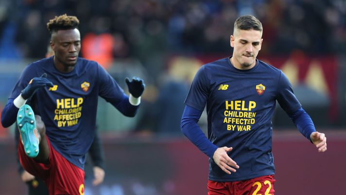 ROME, ITALY - MARCH 05: Nicolo Zaniolo and Tammy Abraham of Roma warm-up ahead of the Serie A match between AS Roma and Atalanta BC at Stadio Olimpico on March 05, 2022 in Rome, Italy. (Photo by Paolo Bruno/Getty Images) Abraham: “A Leicester con fiducia”. Zaniolo: “Spero di vincere con Mourinho” - immagine 1
