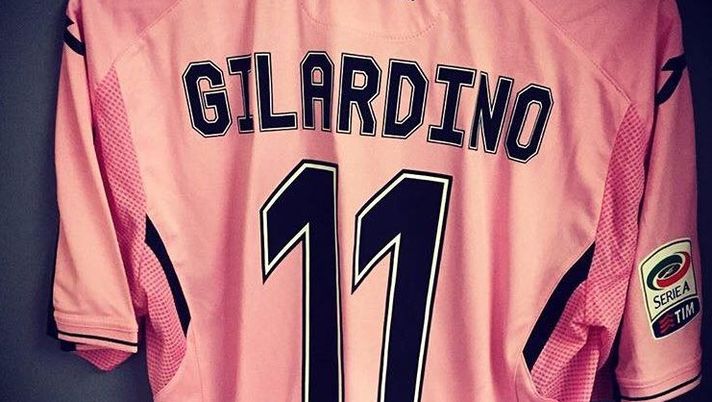 Live, Palermo-Inter: spogliatoio rosanero. La maglia che indosserà Gilardino, la foto Live, Palermo-Inter: spogliatoio rosanero. La maglia che indosserà Gilardino, la foto