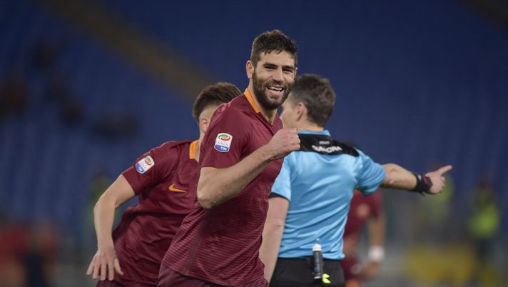 ROME, ITALY - FEBRUARY 07:  Federico Fazio of AS Roma celebrates after scoring a goal during the Serie A match between AS Roma and ACF Fiorentina at Stadio Olimpico on February 7, 2017 in Rome, Italy.  (Photo by Luciano Rossi/AS Roma via Getty Images) 