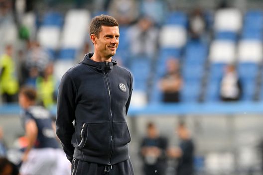 REGGIO NELL'EMILIA, ITALY - MAY 08: Thiago Motta, Head Coach of Bologna FC, looks on prior to the Serie A match between US Sassuolo and Bologna FC at Mapei Stadium - Citta' del Tricolore on May 08, 2023 in Reggio nell'Emilia, Italy. (Photo by Alessandro Sabattini/Getty Images) Serie A, le formazioni ufficiali: da Roma-Spezia e Udinese-Juventus a Milan-Verona- immagine 3