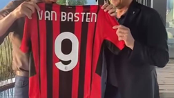VIDEO – Milan, Massaro consegna la nuova maglia a Van Basten