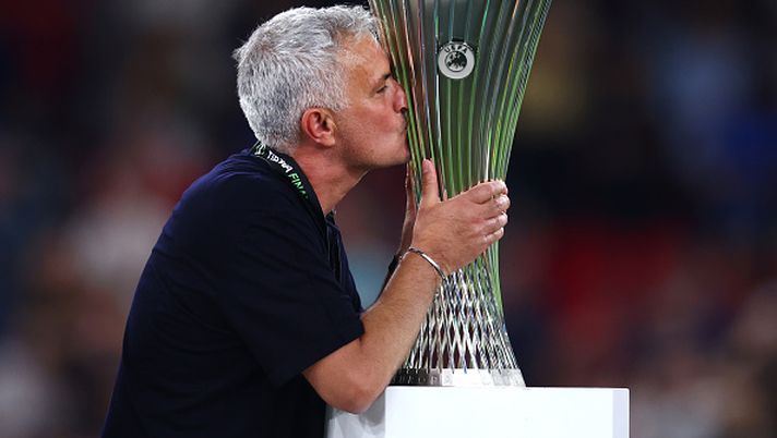 TIRANA, ALBANIA - MAY 25: Jose Mourinho, Manager of AS Roma celebrates with the trophy after the full-time whistle during the UEFA Conference League final match between AS Roma and Feyenoord at Arena Kombetare on May 25, 2022 in Tirana, Albania. (Photo by Alex Pantling/Getty Images) CAPU…T DERBY – Più Mourinho e meno De Laurentiis - immagine 1