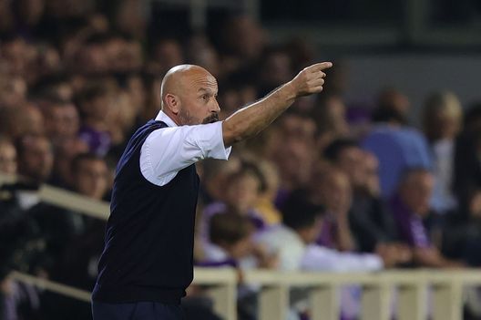 FLORENCE, ITALY - OCTOBER 22: Vincenzo Italiano manager of ACF Fiorentina gestures during the Serie A match between ACF Fiorentina and FC Internazionale at Stadio Artemio Franchi on October 22, 2022 in Florence, Italy. (Photo by Gabriele Maltinti/Getty Images) Italiano (Conf): “Gli episodi ci penalizzano. Nico? Stava bene, vedremo”- immagine 2