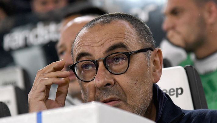 TURIN, ITALY - OCTOBER 30: Maurizio Sarri head coach of Juventus looks on during the Serie A match between Juventus and Genoa CFC at on October 30, 2019 in Turin, Italy. (Photo by Alessandro Sabattini/Getty Images) TURIN, ITALY - OCTOBER 30: Maurizio Sarri head coach of Juventus looks on during the Serie A match between Juventus and Genoa CFC at on October 30, 2019 in Turin, Italy. (Photo by Alessandro Sabattini/Getty Images)
