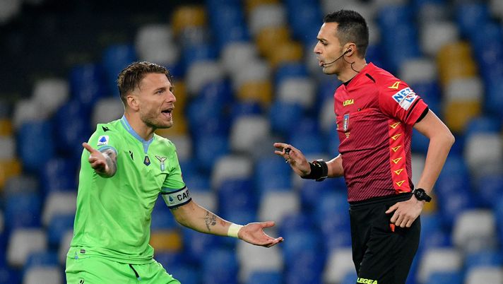 NAPLES, ITALY - APRIL 22: Ciro Immobile of SS Lazio reacts with referee Marco Di Bello during the Serie A match between SSC Napoli  and SS Lazio at Stadio Diego Armando Maradona on April 22, 2021 in Naples, Italy. (Photo by Marco Rosi - SS Lazio/Getty Images) 
