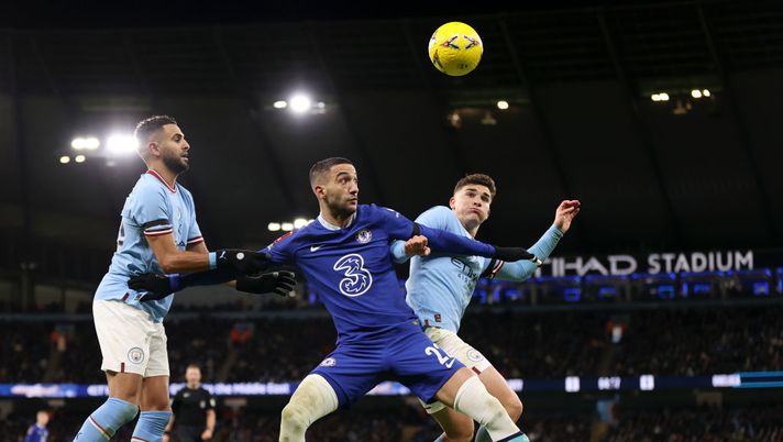 MANCHESTER, ENGLAND - JANUARY 08: Julian Alvarez and Riyad Mahrez of Manchester City are challenged by Hakim Ziyech of Chelsea during the Emirates FA Cup Third Round match between Manchester City and Chelsea at Etihad Stadium on January 08, 2023 in Manchester, England. (Photo by Naomi Baker/Getty Images) Calciomercato Roma, c’è il contatto con l’agente di Ziyech - immagine 1