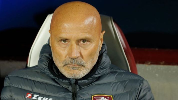 Salernitana's Italian coach Stefano Colantuono looks on prior to the Italian Serie A football match between Salernitana and Juventus on November 30, 2021 at the Arigis stadium in Salerno. (Photo by Carlo Hermann / AFP) (Photo by CARLO HERMANN/AFP via Getty Images) Salernitana, Belec finisce sotto accusa: è possibile il cambio in porta per l’Inter - immagine 1
