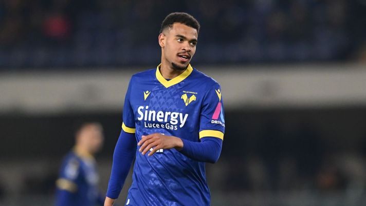 VERONA, ITALY - FEBRUARY 13: Cyril Ngonge of Hellas Verona looks on during the Serie A match between Hellas Verona and Salernitana at Stadio Marcantonio Bentegodi on February 13, 2023 in Verona, Italy. (Photo by Alessandro Sabattini/Getty Images) Tutti i convocati LIVE: le decisioni su Ngonge, Bonucci, Miretti, Nico Gonzalez e Sottil - immagine 1