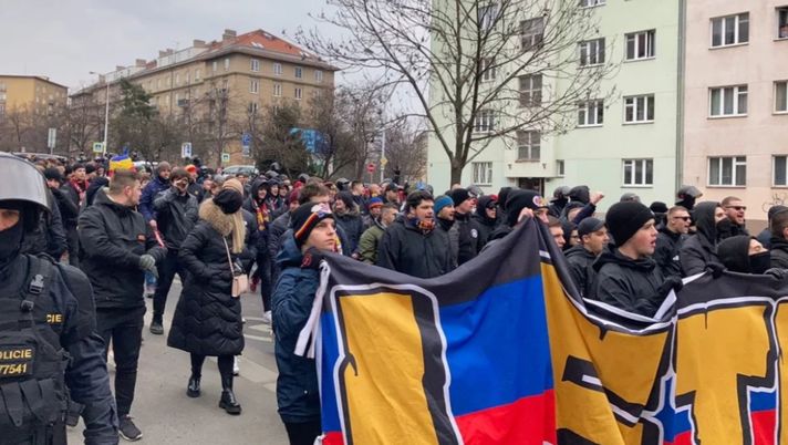 Polizia al fianco dei tifosi dello Sparta: tutti in corteo verso il derby con lo Slavia Polizia al fianco dei tifosi dello Sparta: tutti in corteo verso il derby con lo Slavia - immagine 1