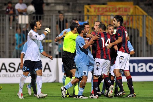  RAVENNA, ITALY - AUGUST 08: The brawl between Marco Bernacci of Bologna and Gennaro Iezzo of Napoli during the preseason friendly match between Bologna and Napoli on August 8, 2010 in Ravenna, Italy. (Photo by Roberto Serra/Getty Images) 