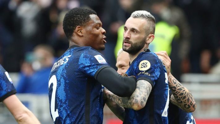 MILAN, ITALY - APRIL 23: Marcelo Brozovic of FC Internazionale celebrates after scoring their side's second goal during the Serie A match between FC Internazionale and AS Roma at Stadio Giuseppe Meazza on April 23, 2022 in Milan, Italy. (Photo by Marco Luzzani/Getty Images) Voti fantacalcio: Calhanoglu più di Dumfries e Brozovic! Abraham quanto Smalling - immagine 1