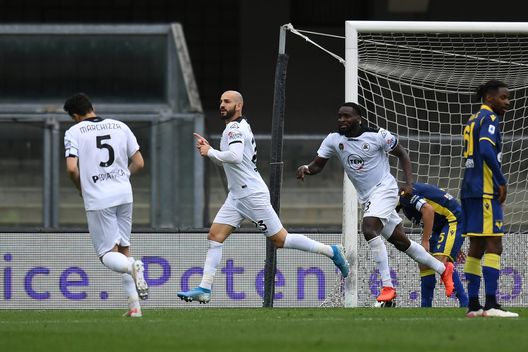 VERONA, ITALY - MAY 01: Riccardo Saponara of Spezia Calcio celebrates after scoring their side's first goal during the Serie A match between Hellas Verona FC and Spezia Calcio at Stadio Marcantonio Bentegodi on May 01, 2021 in Verona, Italy. Sporting stadiums around Italy remain under strict restrictions due to the Coronavirus Pandemic as Government social distancing laws prohibit fans inside venues resulting in games being played behind closed doors. (Photo by Alessandro Sabattini/Getty Images) 