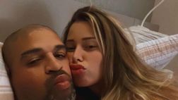Ex Inter, Adriano innamoratissimo annuncia le nozze imminenti: le foto sui social