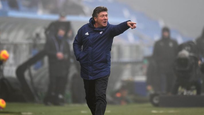 REGGIO NELL'EMILIA, ITALY - NOVEMBER 21: Walter Mazzarri head coach of Cagliari Calcio issues instructions to his players during the Serie A match between US Sassuolo and Cagliari Calcio at Mapei Stadium - Citta' del Tricolore on November 21, 2021 in Reggio nell'Emilia, Italy. (Photo by Alessandro Sabattini/Getty Images) Cagliari, Mazzarri: “Importante interrompere serie negativa, potevamo vincerla” - immagine 1