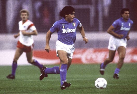 HAMBURG, GERMANY - AUGUST 13: Freundschaftsspiel 1987, Hamburg; Hamburger SV - SSC Neapel; Diego MARADONA/Neapel (Photo by Bongarts/Getty Images) HAMBURG, GERMANY - AUGUST 13: Freundschaftsspiel 1987, Hamburg; Hamburger SV - SSC Neapel; Diego MARADONA/Neapel (Photo by Bongarts/Getty Images)