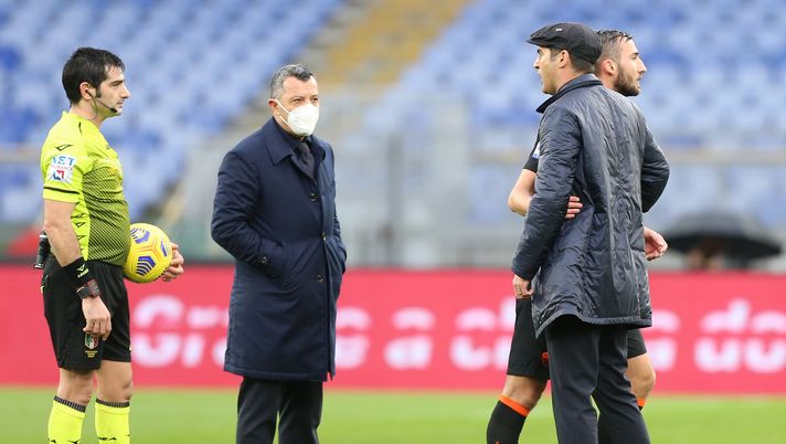 ROME, ITALY - DECEMBER 06: Paulo Fonseca, Head Coach of Roma talks to referee Fabio Maresca during the Serie A match between AS Roma and US Sassuolo at Stadio Olimpico on December 06, 2020 in Rome, Italy. Sporting stadiums around Italy remain under strict restrictions due to the Coronavirus Pandemic as Government social distancing laws prohibit fans inside venues resulting in games being played behind closed doors. (Photo by Paolo Bruno/Getty Images) ROME, ITALY - DECEMBER 06: Paulo Fonseca, Head Coach of Roma talks to referee Fabio Maresca during the Serie A match between AS Roma and US Sassuolo at Stadio Olimpico on December 06, 2020 in Rome, Italy. Sporting stadiums around Italy remain under strict restrictions due to the Coronavirus Pandemic as Government social distancing laws prohibit fans inside venues resulting in games being played behind closed doors. (Photo by Paolo Bruno/Getty Images)