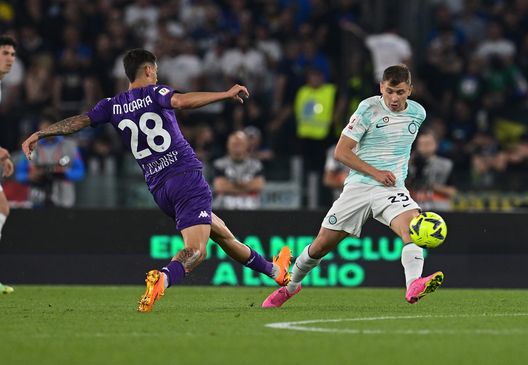 ROME, ITALY - MAY 24: Nicolo Barella of FC Internazionale competes for the ball with Lucas Martinez Quarta of ACF Fiorentina during the Coppa Italia final match between ACF Fiorentina and FC Internazionale at Stadio Olimpico on May 24, 2023 in Rome, Italy. (Photo by Mattia Ozbot - Inter/Inter via Getty Images) Barella: “City? Noi favoriti con la Fiorentina, ma siamo andati in difficoltà”- immagine 2