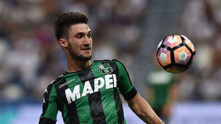 REGGIO NELL'EMILIA, ITALY - AUGUST 18: Matteo Politano of US Sassuolo during the UEFA Europa League play-off match between US Sassuolo and Fk Crvena Zvezda at Mapei Stadium - Citta' del Tricolore on August 18, 2016 in Reggio nell'Emilia, Italy. (Photo by Giuseppe Bellini/Getty Images) Politano, ora il Sassuolo chiude la porta al Napoli. E tratta Pinamonti - immagine 1