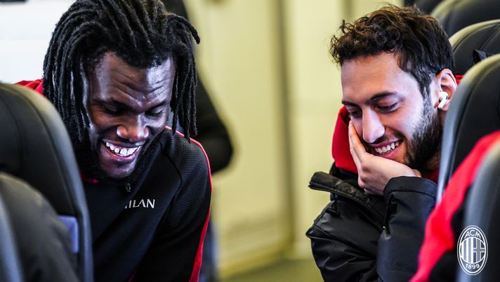 Franck Kessie e Hakan Calhanoglu, in viaggio verso Roma (acmilan.com) 