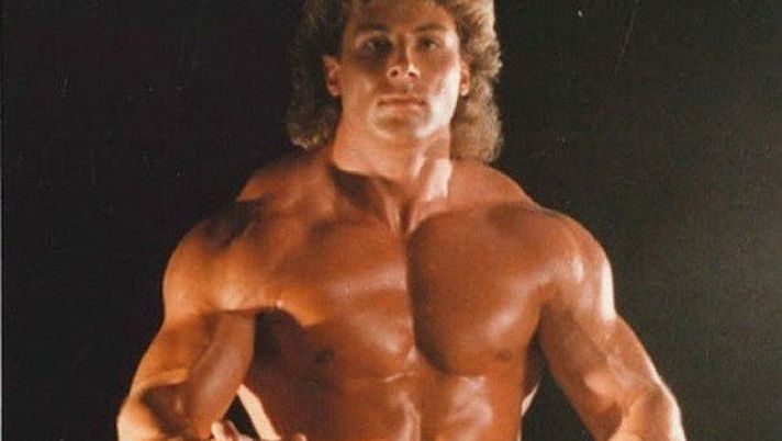 Ex wrestler WWE pestato a sangue per un parcheggio: immagini da brividi 