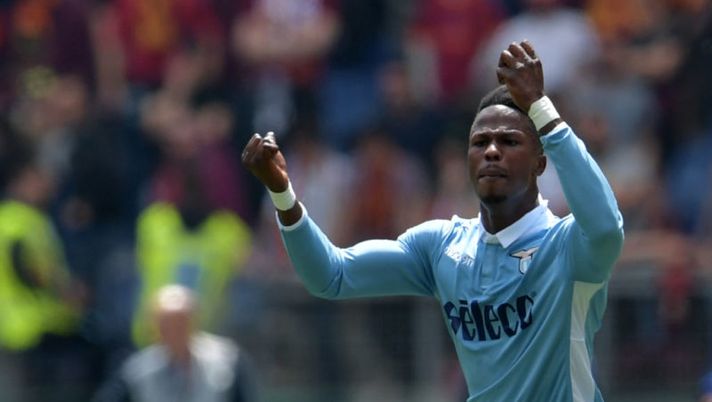 Lazio's forward from Senegal Balde Diao Keita celebrates after scoring during the Italian Serie A football match AS Roma vs Lazio on April 30, 2017 at the Olympic Stadium in Rome. / AFP PHOTO / TIZIANA FABI (Photo credit should read TIZIANA FABI/AFP/Getty Images) Braccio di ferro Keita, parla l’agente: “Esasperato dalla Lazio”. E contro la Spal… - immagine 1