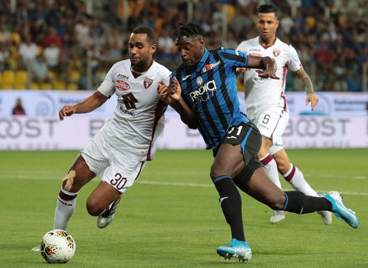 PARMA, ITALY - SEPTEMBER 01: Duvan Zapata of Atalanta BC is challenged by Koffi Djidji (L) of Torino FC during the Serie A match between Atalanta BC and Torino FC at Stadio Ennio Tardini on September 1, 2019 in Parma, Italy. (Photo by Emilio Andreoli/Getty Images) Atalanta-Torino, i precedenti: granata imbattuti nelle ultime 4 gare fuori casa- immagine 2