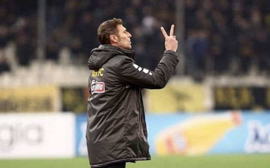 Il mister durante un match dell'AEK 