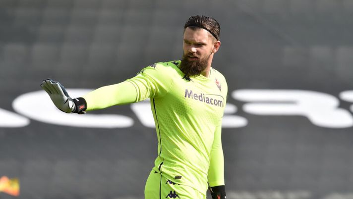 CESENA, ITALY - OCTOBER 18: Bartolomiej Dragowski of ACF Fiorentina gestures during the Serie A match between Spezia Calcio and ACF Fiorentina at Dino Manuzzi Stadium on October 18, 2020 in Cesena, Italy. (Photo by Giuseppe Bellini/Getty Images) Agente Dragowski: “Lo sento in continuazione: come sta dopo lo stop col Milan” - immagine 1