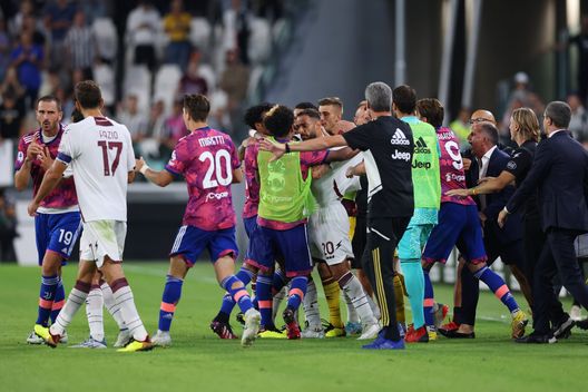 TURIN, ITALY - SEPTEMBER 11: Players of Juventus and Salernitana clash after Arkadiusz Milik (not pictured) of Juventus scored a goal which was later disallowed during the Serie A match between Juventus and Salernitana at on September 11, 2022 in Turin, Italy. (Photo by Jonathan Moscrop/Getty Images) Juve-Salernitana, Aia spiega: “Immagini non a disposizione del VAR”- immagine 2