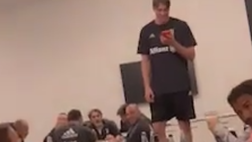 Vlahovic e Zakaria: rito d’iniziazione e risate in casa Juventus… (VIDEO)