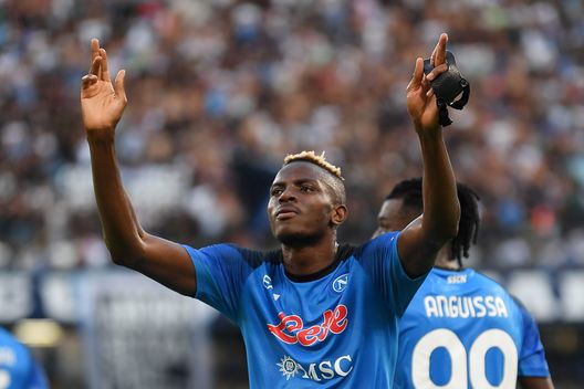 NAPLES, ITALY - AUGUST 21: Victor Osimhen of Napoli celebrates scoring their side's second goal during the Serie A match between Napoli and Monza at Stadio Diego Armando Maradona on August 21, 2022 in Naples, Italy. (Photo by Francesco Pecoraro/Getty Images) Napoli Osimehn