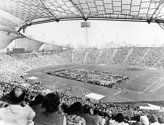 (GERMANY OUT) Trauerfeier für die ermordetenisraelischen Sportler und den getötetenPolizisten im Münchner Olympiastadion:- Blick ins vollbesetzte Stadion (Photo by Minkoff/ullstein bild via Getty Images) 