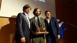 VIDEO FCIN1908 / Andrea Pirlo riceve il Premio Facchetti, poi posa per i fotografi