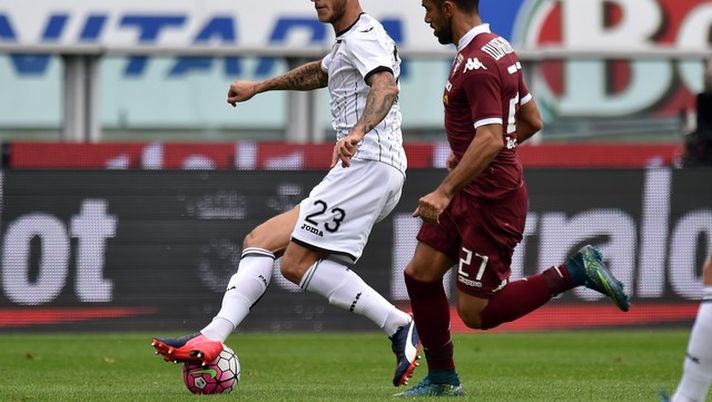 Fabio Quagliarella fronteggia Aljaz Struna del Palermo. 