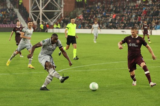 EDINBURGH, SCOTLAND - SEPTEMBER 08: Stefano Okaka of Istanbul Basaksehir scores their team's third goal during the UEFA Europa Conference League group A match between Heart of Midlothian and Istanbul Basaksehir at Tynecastle Park on September 08, 2022 in Edinburgh, Scotland. (Photo by Ian MacNicol/Getty Images) Okaka: “La Fiorentina non è favorita. Il calcio non è scontato, guarda il Riga”- immagine 2