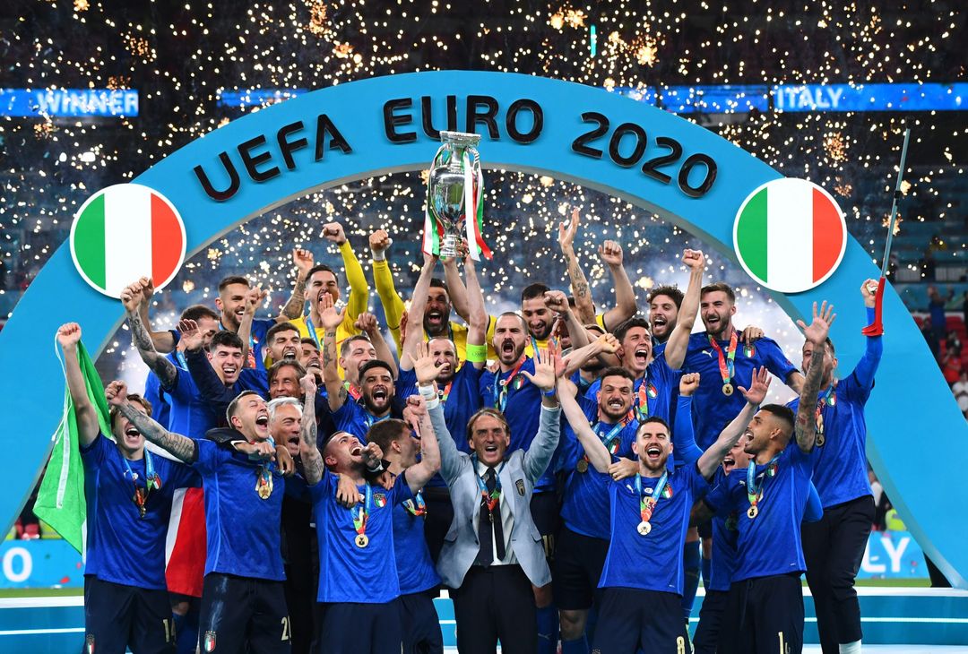  LONDON, ENGLAND - JULY 11: Giorgio Chiellini, Captain of Italy lifts The Henri Delaunay Trophy following his team's victory in the UEFA Euro 2020 Championship Final between Italy and England at Wembley Stadium on July 11, 2021 in London, England. (Photo by Claudio Villa/Getty Images) 