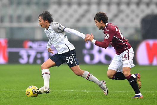  TURIN, ITALY - DECEMBER 20: Emanuel Vignato of Bologna battles for possession with Simone Verdi of Torino during the Serie A match between Torino FC and Bologna FC at Stadio Olimpico di Torino on December 20, 2020 in Turin, Italy. Sporting stadiums around Italy remain under strict restrictions due to the Coronavirus Pandemic as Government social distancing laws prohibit fans inside venues resulting in games being played behind closed doors. (Photo by Valerio Pennicino/Getty Images) 