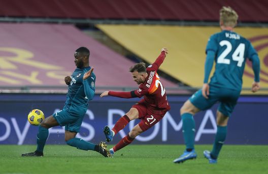 Tomori si tuffa in scivolata per salvare la conclusione a botta sicura di Borja Mayoral. Tomori si tuffa in scivolata per salvare la conclusione a botta sicura di Borja Mayoral.
